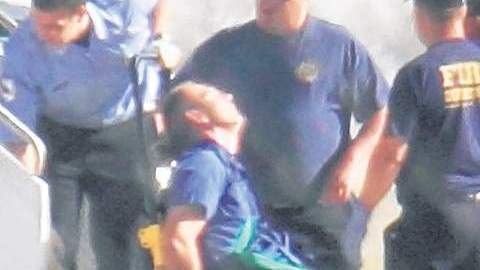 El piloto de un vuelo de JetBlue (centro) tuvo un comportamiento extraño por lo que fue sacado de la cabina de mando  y  sostenido por la fuerza.  El avión aterrizó en  Texas.