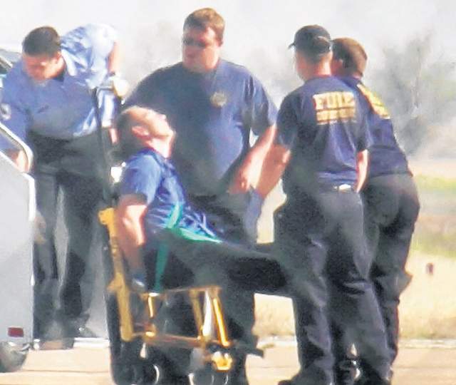El piloto de un vuelo de JetBlue (centro) tuvo un comportamiento extraño por lo que fue sacado de la cabina de mando  y  sostenido por la fuerza.  El avión aterrizó en  Texas.