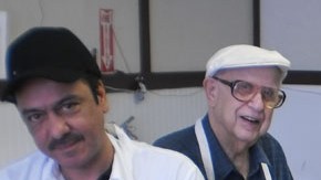 Con cuchillo en mano Arturo Venegas en su pescadería kosher.