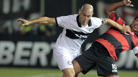 Sergio Orteman (izq.), de Olimpia, desarma a Ronaldinho en un trámite del partido disputado anoche en el marco de la Copa Libertadores.