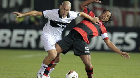 Sergio Orteman (izq.), de Olimpia, desarma a Ronaldinho en un trámite del partido disputado anoche en el marco de la Copa Libertadores.