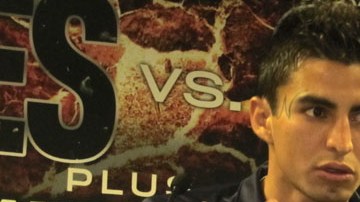 Erik 'El Terrible' Morales (der.) presenta a su hermano Iván Morales, al que considera su sucesor.