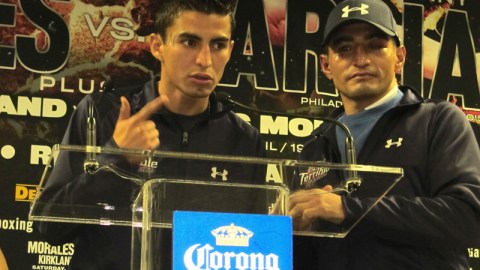 Erik 'El Terrible' Morales (der.) presenta a su hermano Iván Morales, al que considera su sucesor.