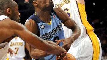 El escolta de los Lakers Kobe Bryant (i) y su compañero, Pau Gasol (d), intentan frenar a Tony Allen (c) de los Grizzlies en el partido de la NBA, el 26 de marzo pasado.