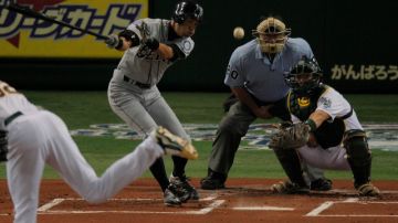Dustin Ackley conecta el hit del triunfo de los Marineros en el Tokyo Dome en el inning 11.