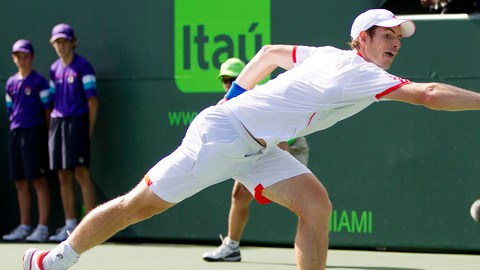 El británico Andy Murray se estira para contestar un disparo del serbio Janko Tipsarevic, al que venció en el Masters de Miami.