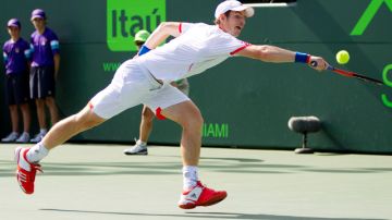 El británico Andy Murray se estira para contestar un disparo del serbio Janko Tipsarevic, al que venció en el Masters de Miami.