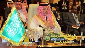 El representante permanente de Arabia Saudí en la Liga Árabe, Ahmed bin Abdelaziz Qatán, asiste a la reunión de ministros árabes.