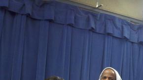 El presidente de la Asamblea, el asambleísta demócrata de Los Angeles, John Perez se vistió con sudadera y capucha junto con los legisladores estatales en demanda de justicia por el asesinato de Trayvon Martin.