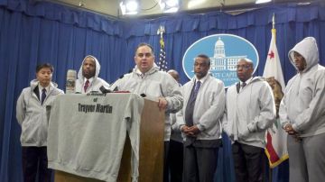 El presidente de la Asamblea, el asambleísta demócrata de Los Angeles, John Perez se vistió con sudadera y capucha junto con los legisladores estatales en demanda de justicia por el asesinato de Trayvon Martin.
