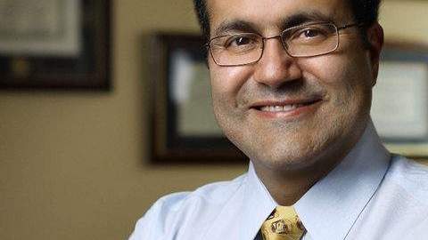 El doctor Alfredo Quiñones-Hinojosa, conocido también como Dr. Q,, ha sido reconocido con el premio "Logros por un Inmigrante" que entrega el American Immigration Council.