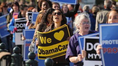 Los alrededores de la Corte Suprema en Washington estuvieron repletos de detractores y defensores de la reforma de salud.