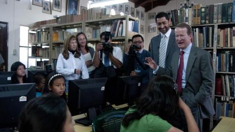 El subsecretario de Estado Adjunto para la lucha antidrogas, William Brownfield, estuvo en discusión antidrogas.