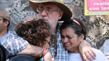 Sicilia abraza a familiares de las víctimas.