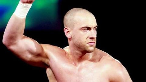 El luchador RJ Brewer dice que la gobernadora de Arizona, Jan Brewer, es su mamá.