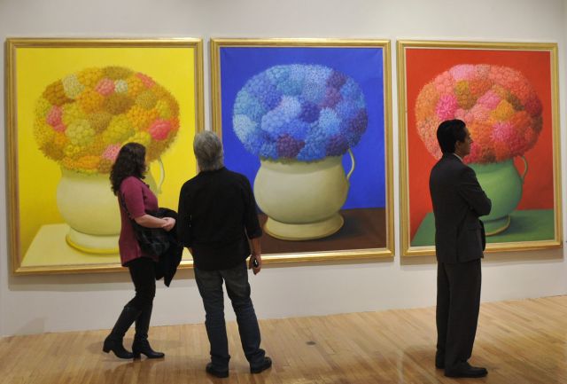 Visitantes observan parte de la muestra "Fernando Botero, Una Celebración", que se inauguró en el Palacio de Bellas Artes, en la capital mexicana.