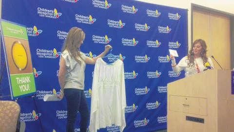 Cely Ledesma sostiene el vestido donado por Jenni Rivera (der.)