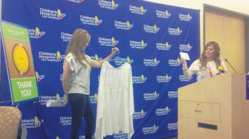 Cely Ledesma sostiene el vestido donado por Jenni Rivera (der.)