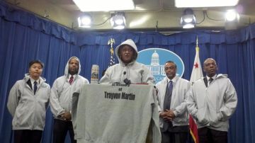 Vestidos "hoodies", los legisladores demandaron que pidieron una investigación de la muerte de Trayvon Martin.