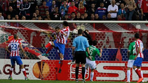 Falcao (centro arriba), de Atlético de Madrid, conecta de cabeza ante la salida del portero Robert   Zieler.