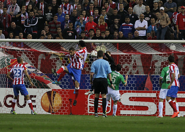 Falcao (centro arriba), de Atlético de Madrid, conecta de cabeza ante la salida del portero Robert   Zieler.