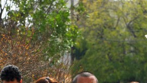 Una multitud protestó ayer en la Plaza del Mariachi, en Los Ángeles, por la propuesta que eliminaría los programas de educación para adultos hechos por LAUSD.