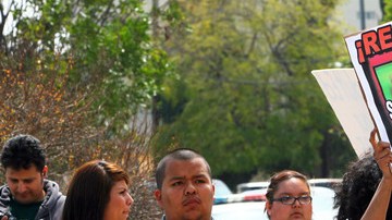 Una multitud protestó ayer en la Plaza del Mariachi, en Los Ángeles, por la propuesta que eliminaría los programas de educación para adultos hechos por LAUSD.