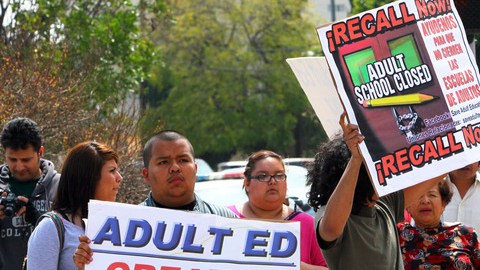 Una multitud protestó ayer en la Plaza del Mariachi, en Los Ángeles, por la propuesta que eliminaría los programas de educación para adultos hechos por LAUSD.