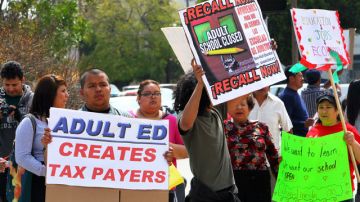 Una multitud protestó ayer en la Plaza del Mariachi, en Los Ángeles, por la propuesta que eliminaría los programas de educación para adultos hechos por LAUSD.