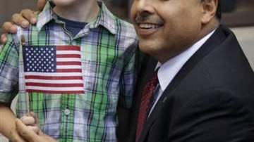 José Hernández posa con un niño en Modesto, California.