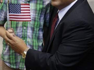 José Hernández posa con un niño en Modesto, California.