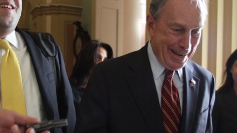 Michael Bloomberg dice que exigir más impuestos a los ricos no resolverá  nada.
