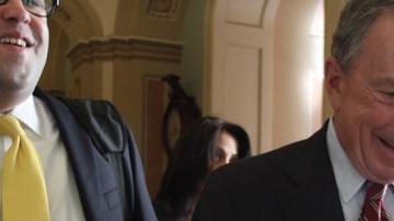 Michael Bloomberg dice que exigir más impuestos a los ricos no resolverá  nada.