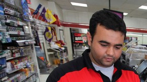 Una mujer compra sus boletos del 'gordo' en una tienda del centro angelino.