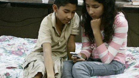 Ronald y Cecia Soza, durante la huelga de hambre que realizaron para evitar la deportación de su madre Maricela Soza.