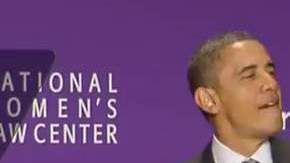 Obama mientras 'interpreta' Born This Way de Lady Gaga.