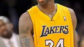 Aunque no fue su mejor juego, Kobe Bryant se muestra feliz con la victoria.