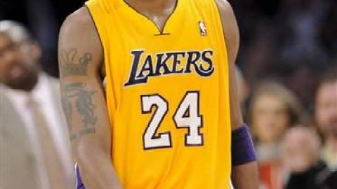 Aunque no fue su mejor juego, Kobe Bryant se muestra feliz con la victoria.