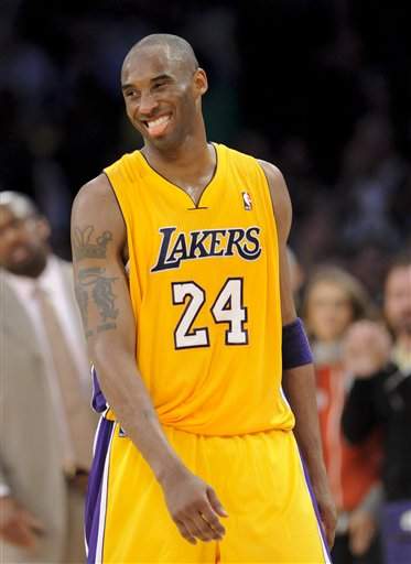 Aunque no fue su mejor juego, Kobe Bryant se muestra feliz con la victoria.
