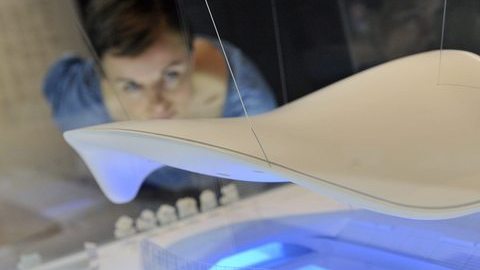 Una mujer contempla la maqueta del Centro Olímpico Acuático de Londres 2012 expuesta en el museo 'Victoria and Albert' de Londres, Inglaterra,con motivo de una exposición que muestra las mejores creaciones británicas.