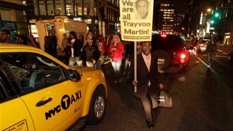 Activistas exigen justicia en el caso del asesinato del adolescente afroamericano Trayvon Martin.