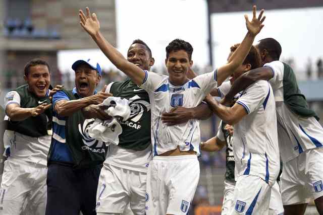 El héroe de Honduras, Gerson Rondas, levanta los brazos en señal de triunfo, tras vencer a la 'Azulita'.