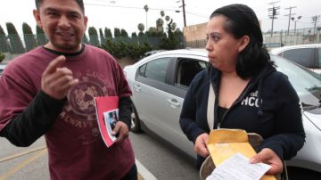 Andres Contreras y su esposa hablan con La Opinión acerca del día en el que les decomisaron su auto por no tener licencia de conducir.