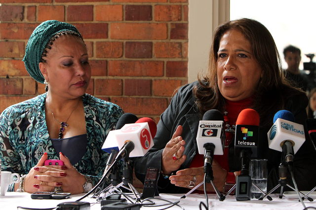 La excomandante guerrillera del PRT Salvadoreño, Nidia Diaz (d), y la exsenadora liberal y mediadora ante las FARC, Piedad Córdoba.