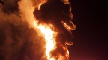 Las llamas de hasta 30 metros provocaron la explosión de una camioneta que se encontraba cerca.