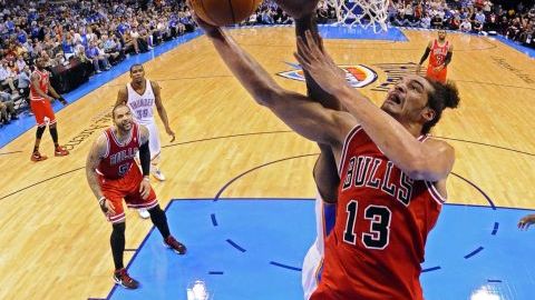 El jugador de los Thunder, Kendrick Perkins, intenta evitar la canasta del jugador de los Bulls, Joakim Noah.