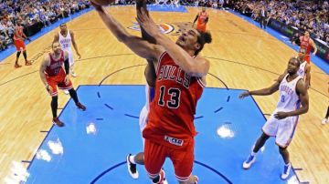 El jugador de los Thunder, Kendrick Perkins, intenta evitar la canasta del jugador de los Bulls, Joakim Noah.