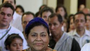 Hoy se celebró una liturgia en honor de los 10 rehenes que serán liberados por las FARC, con la presencia de la exsenadora colombiana Piedad Córdoba (d), y la guatemalteca Premio Nobel de Paz 1992, Rigoberta Menchú (i), en la catedral de Villavicencio, en Colombia.