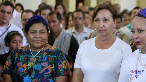 Hoy se celebró una liturgia en honor de los 10 rehenes que serán liberados por las FARC, con la presencia de la exsenadora colombiana Piedad Córdoba (d), y la guatemalteca Premio Nobel de Paz 1992, Rigoberta Menchú (i), en la catedral de Villavicencio, en Colombia.