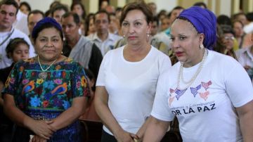 Hoy se celebró una liturgia en honor de los 10 rehenes que serán liberados por las FARC, con la presencia de la exsenadora colombiana Piedad Córdoba (d), y la guatemalteca Premio Nobel de Paz 1992, Rigoberta Menchú (i), en la catedral de Villavicencio, en Colombia.